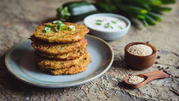 Оладьи с кукурузой и йогуртовым соусом