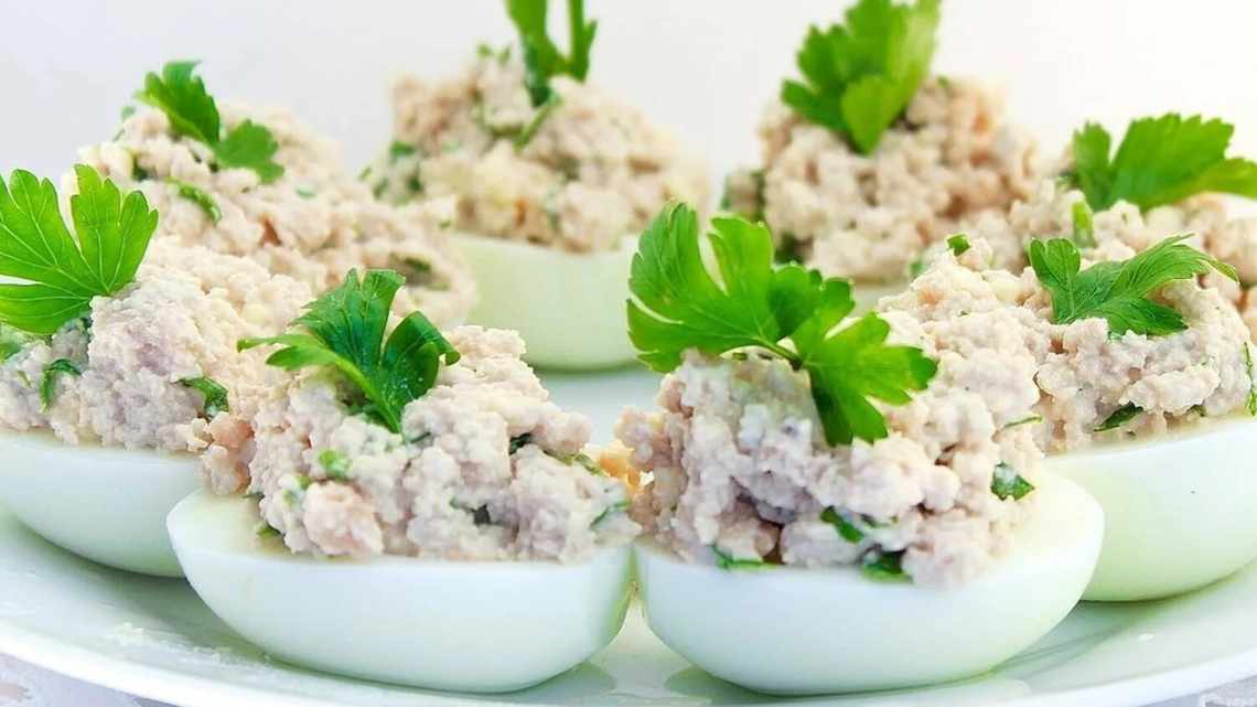 Яйца, фаршированные куриной печенью