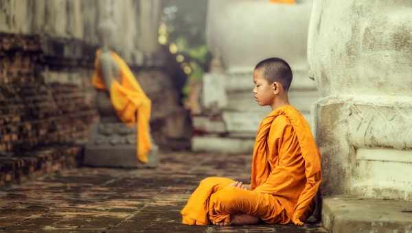 Буддийский монах совершил каминг-аут и стал визажистом, не отказавшись от сана