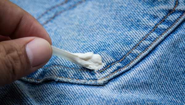 Борьба за чистоту: как отстирать джинсы от трудных пятен