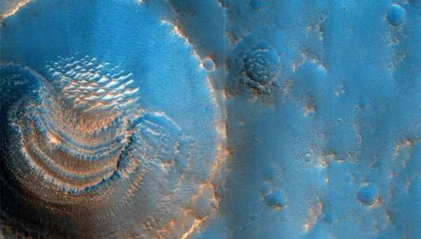 HiRISE заглянула в Марсианскую яму