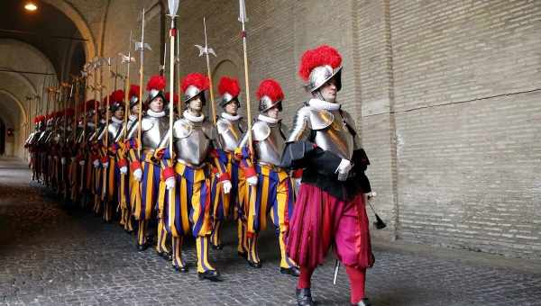 Зачем Папе Римскому швейцарские гвардейцы в охране: интересный факт о защитниках Ватикана