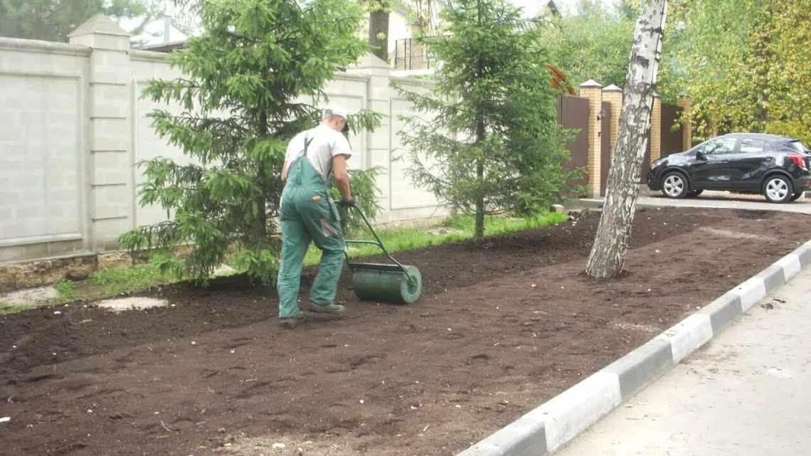 Способы выравнивания дачного участка: вручную или спецтехникой