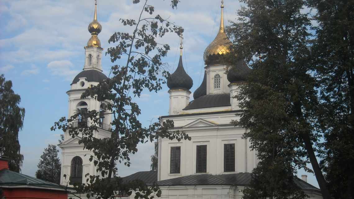 Вознесенская церковь и памятник М.В. Скопину-Шуйскому