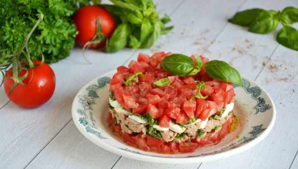 Салат з помідорами і печеними кабачками